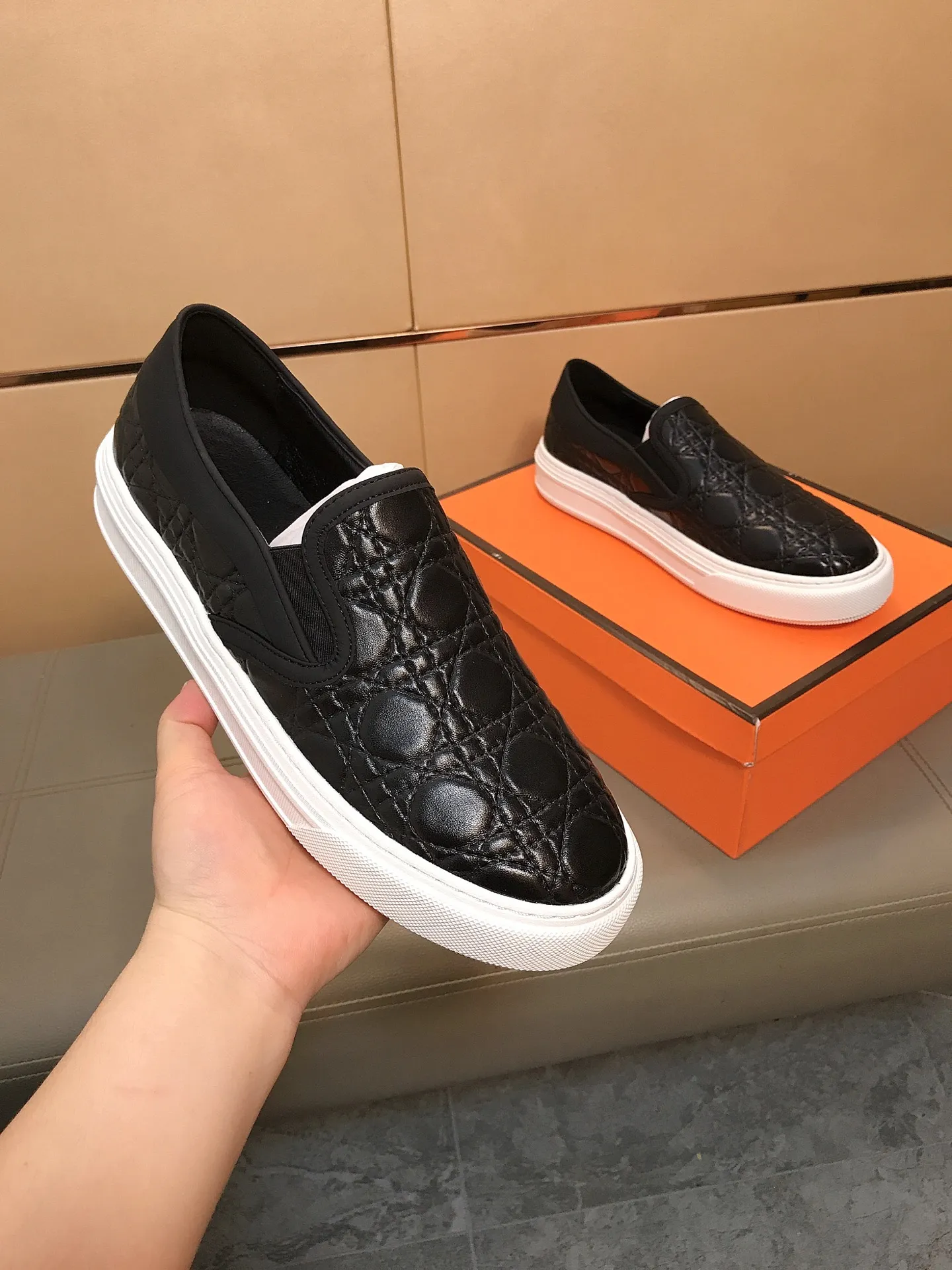 Factory price 400 🔥🔥 (Dior) new men's casual sports shoes 👣 Full of charm, luxury style gentleman's shoes Upper: Made of embossed cowhide imported from Italy, breathable leather lining. Brand wear-resistant soles; with classic logo💋The whole pair of shoes is fashionable and casual without losing high-end style🎈🎈Size: 39-44 (45.46 can be customized)